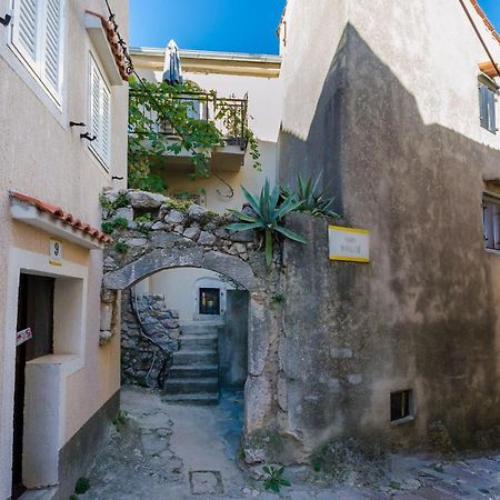 Under Ancient Roofs Vrbnik Apartment Екстериор снимка
