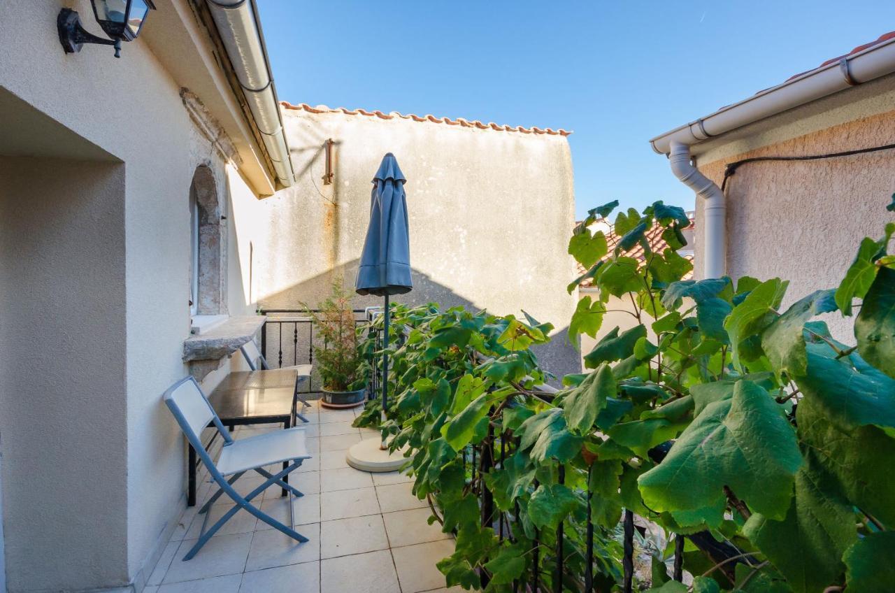 Under Ancient Roofs Vrbnik Apartment Екстериор снимка