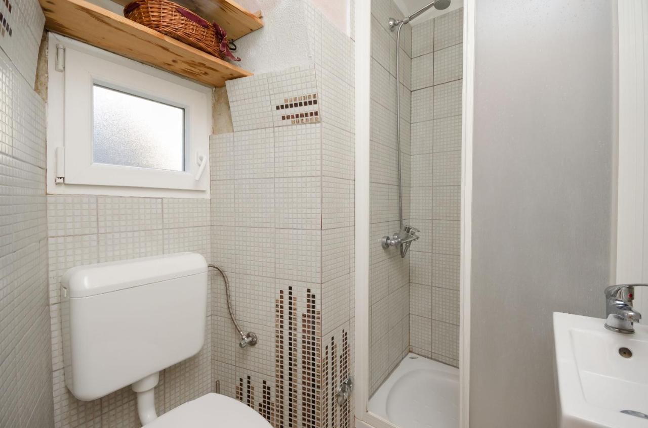 Under Ancient Roofs Vrbnik Apartment Екстериор снимка