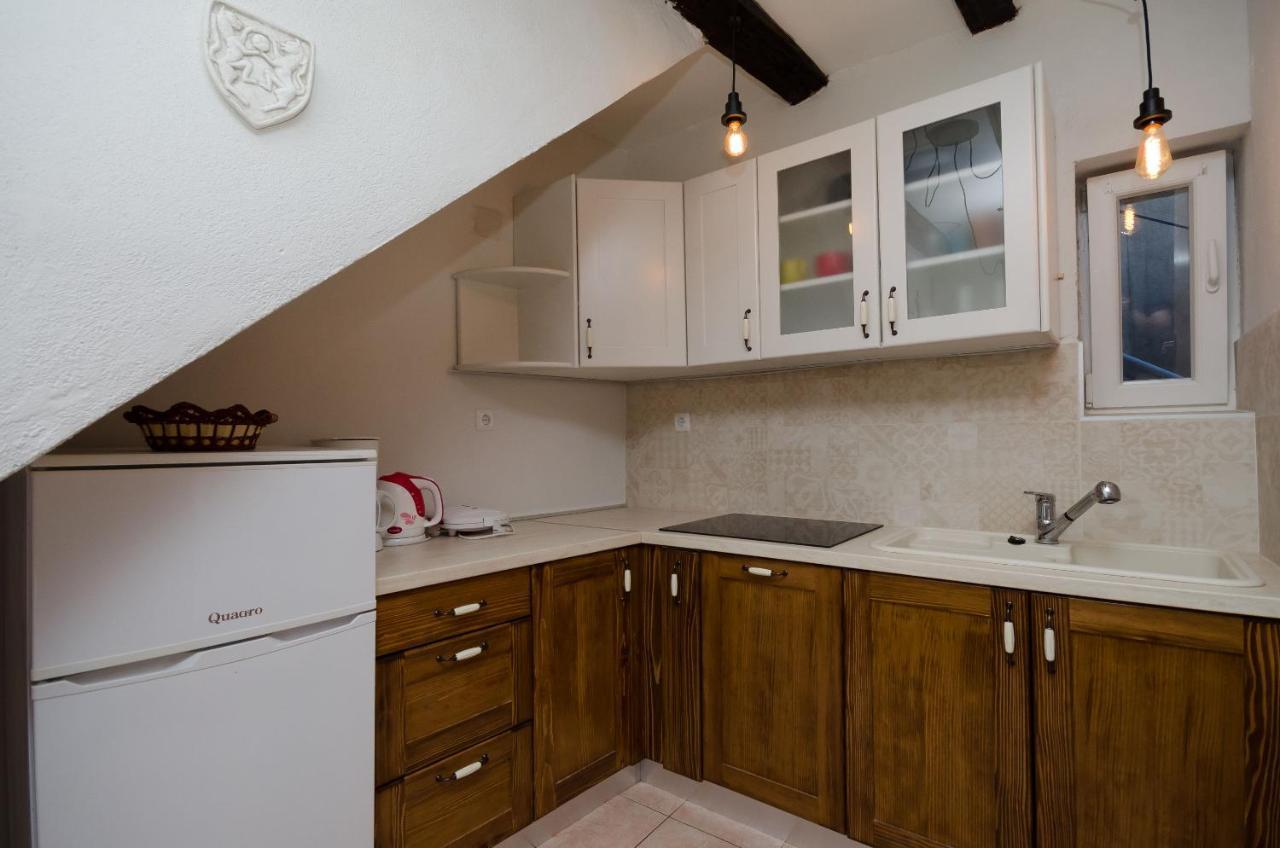 Under Ancient Roofs Vrbnik Apartment Екстериор снимка