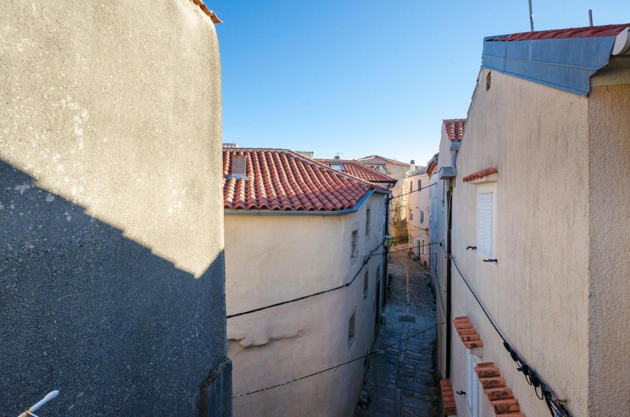Under Ancient Roofs Vrbnik Apartment Екстериор снимка
