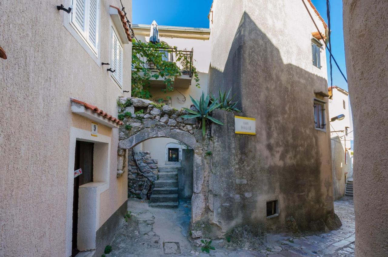 Under Ancient Roofs Vrbnik Apartment Екстериор снимка