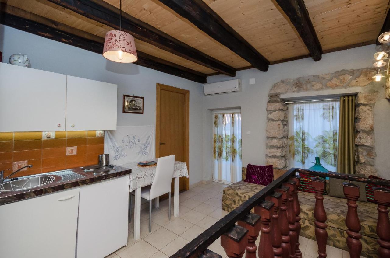 Under Ancient Roofs Vrbnik Apartment Екстериор снимка