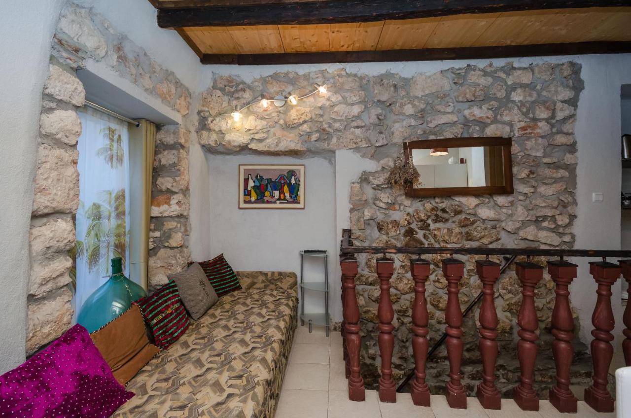 Under Ancient Roofs Vrbnik Apartment Екстериор снимка