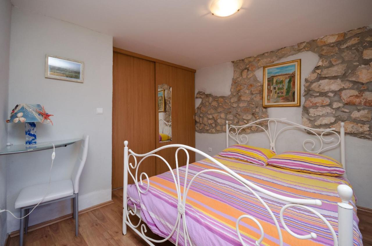 Under Ancient Roofs Vrbnik Apartment Екстериор снимка