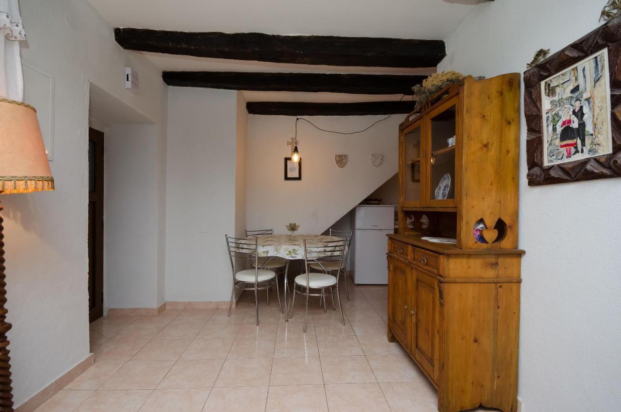 Under Ancient Roofs Vrbnik Apartment Екстериор снимка