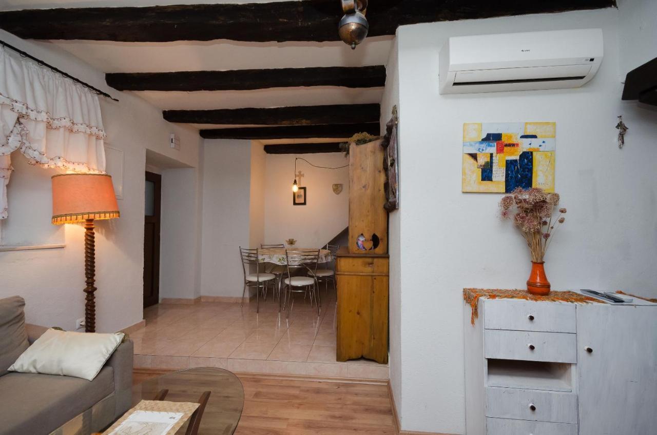 Under Ancient Roofs Vrbnik Apartment Екстериор снимка