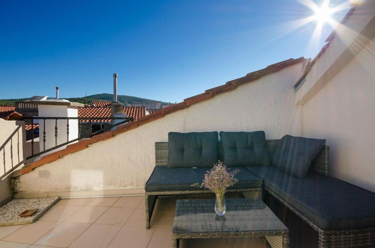 Under Ancient Roofs Vrbnik Apartment Екстериор снимка