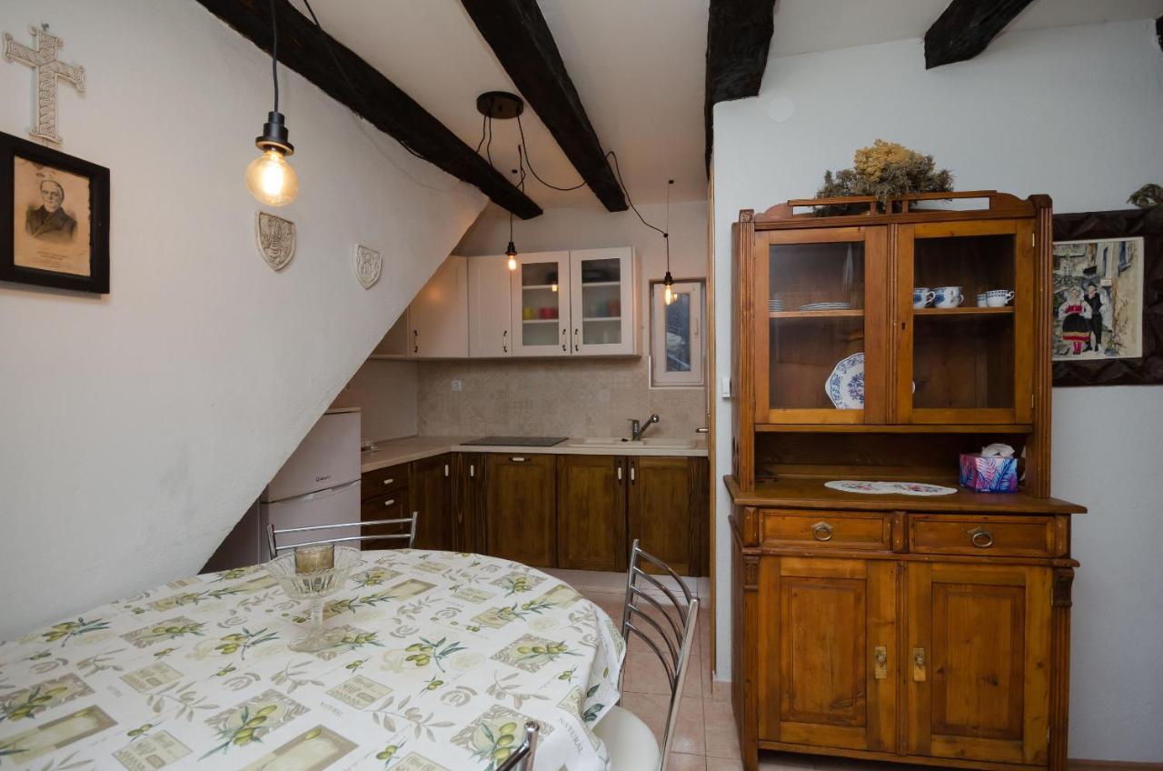 Under Ancient Roofs Vrbnik Apartment Екстериор снимка