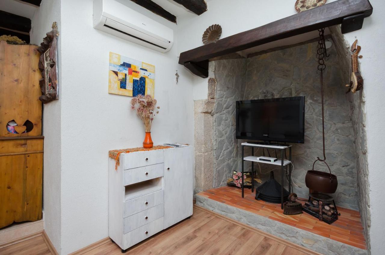 Under Ancient Roofs Vrbnik Apartment Екстериор снимка
