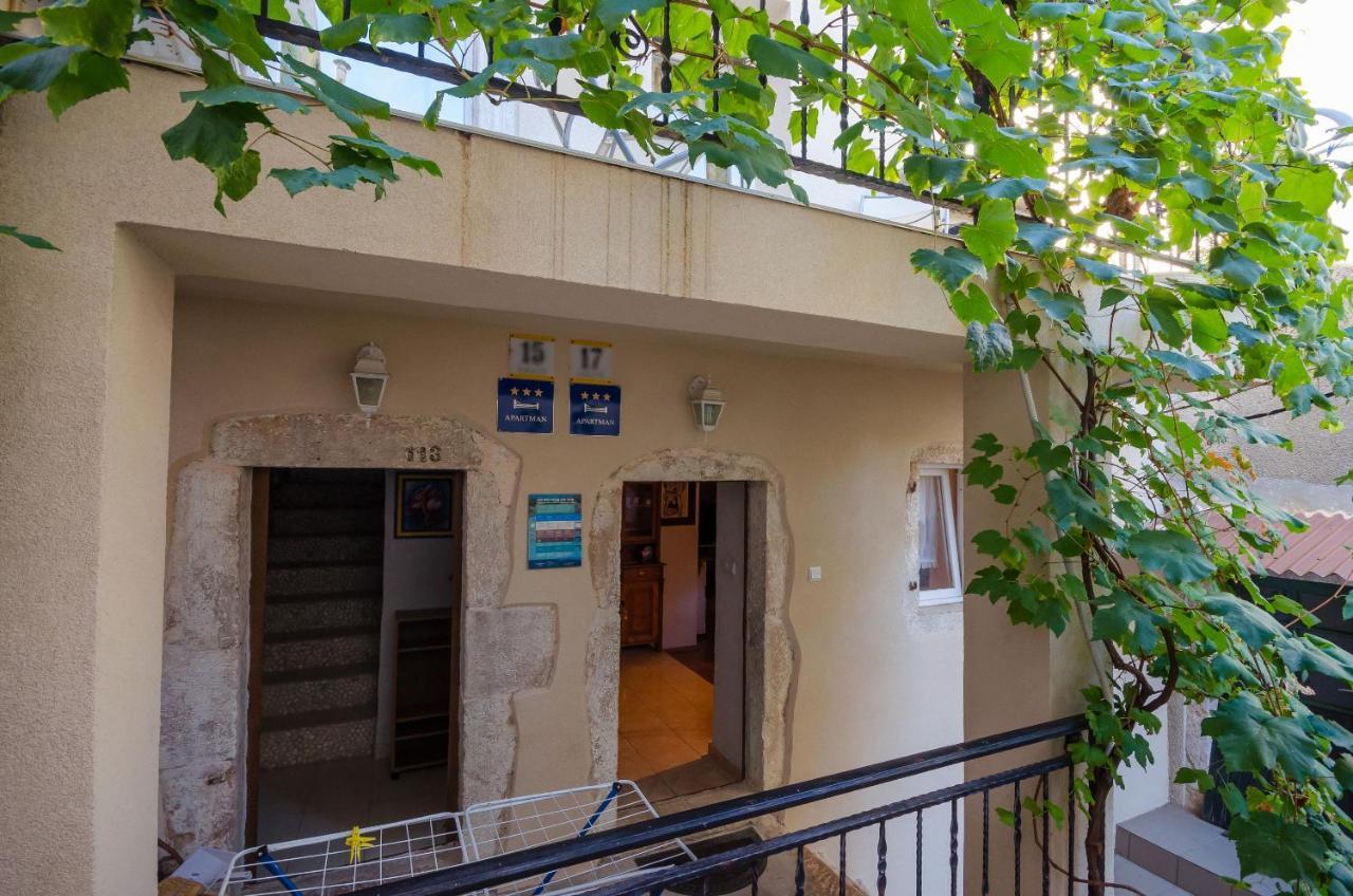 Under Ancient Roofs Vrbnik Apartment Екстериор снимка
