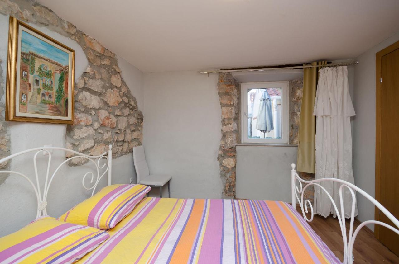 Under Ancient Roofs Vrbnik Apartment Екстериор снимка