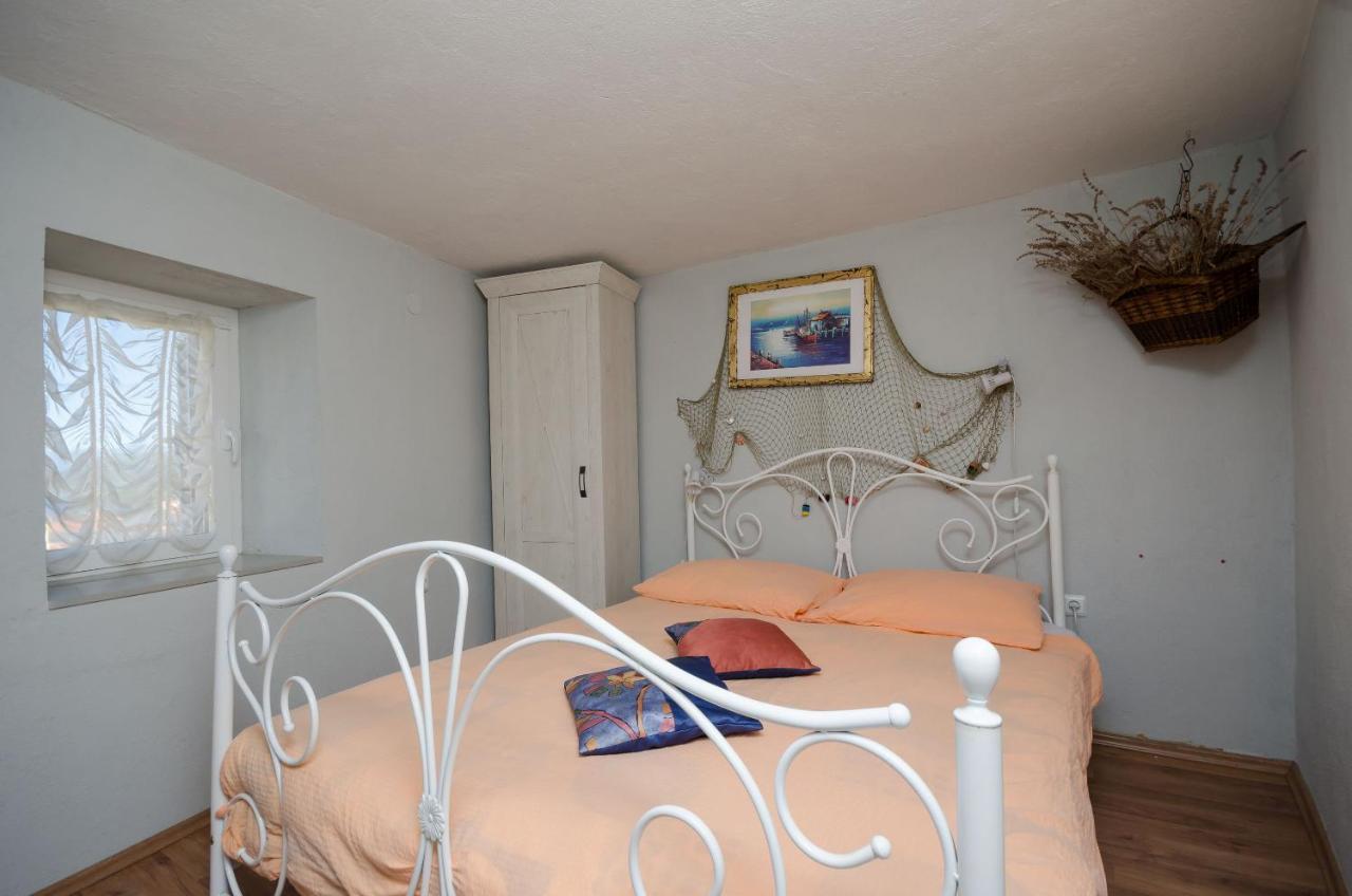 Under Ancient Roofs Vrbnik Apartment Екстериор снимка