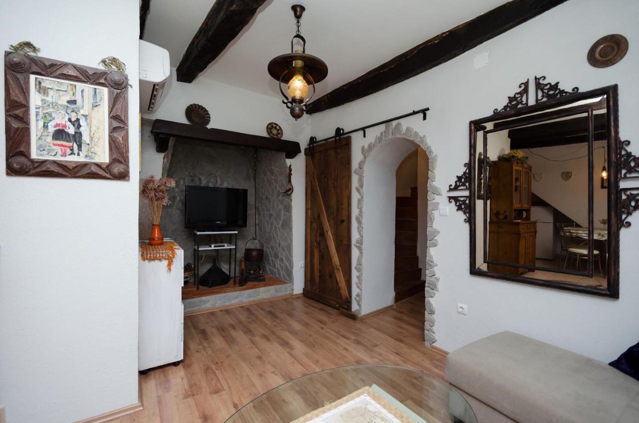 Under Ancient Roofs Vrbnik Apartment Екстериор снимка