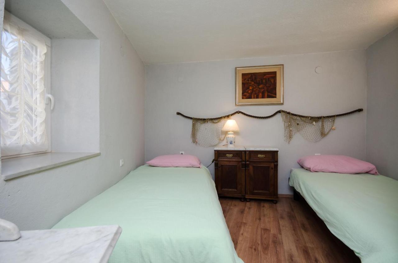 Under Ancient Roofs Vrbnik Apartment Екстериор снимка