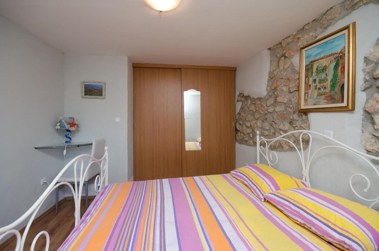Under Ancient Roofs Vrbnik Apartment Екстериор снимка