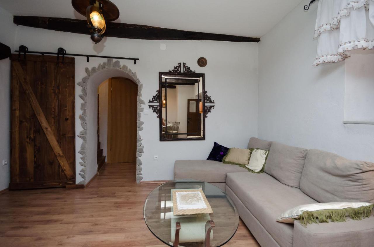 Under Ancient Roofs Vrbnik Apartment Екстериор снимка