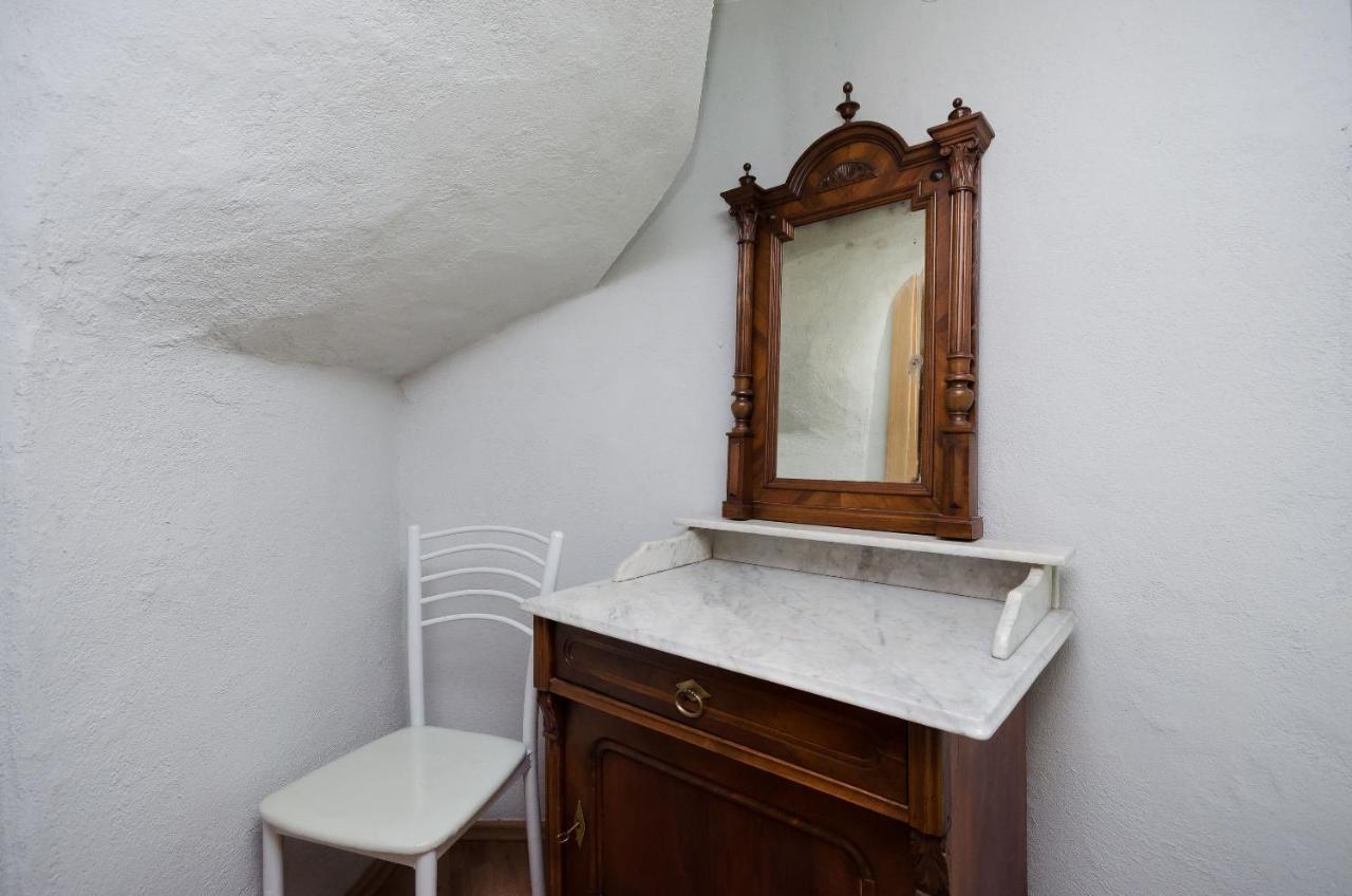 Under Ancient Roofs Vrbnik Apartment Екстериор снимка
