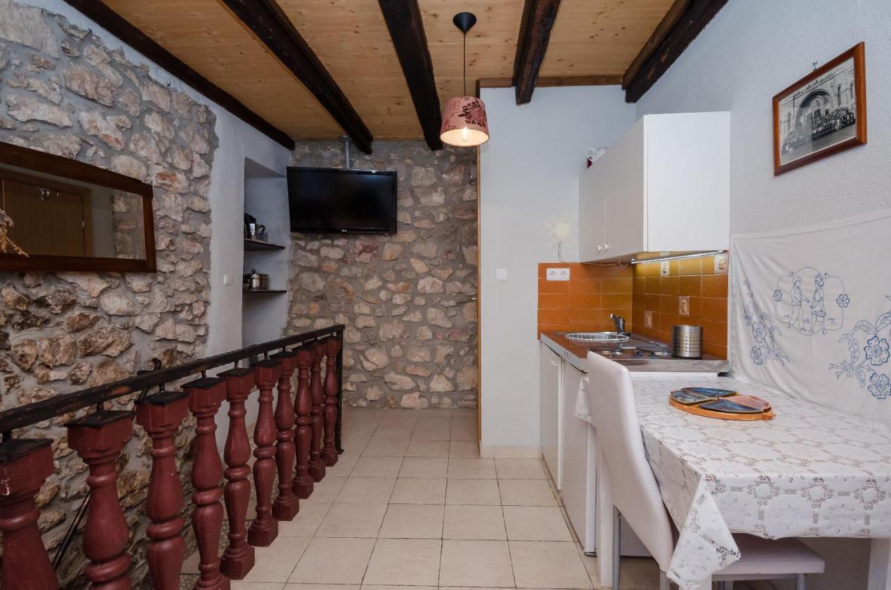 Under Ancient Roofs Vrbnik Apartment Екстериор снимка