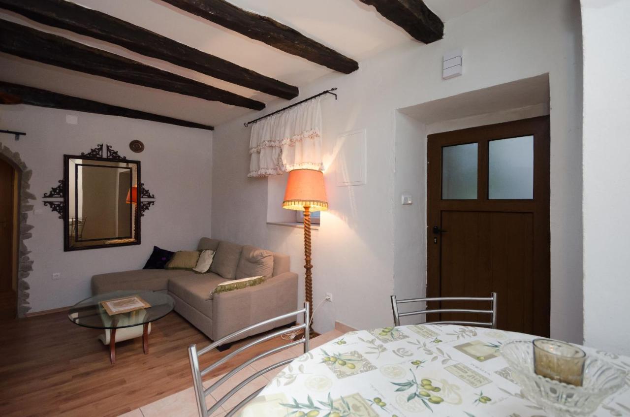 Under Ancient Roofs Vrbnik Apartment Екстериор снимка