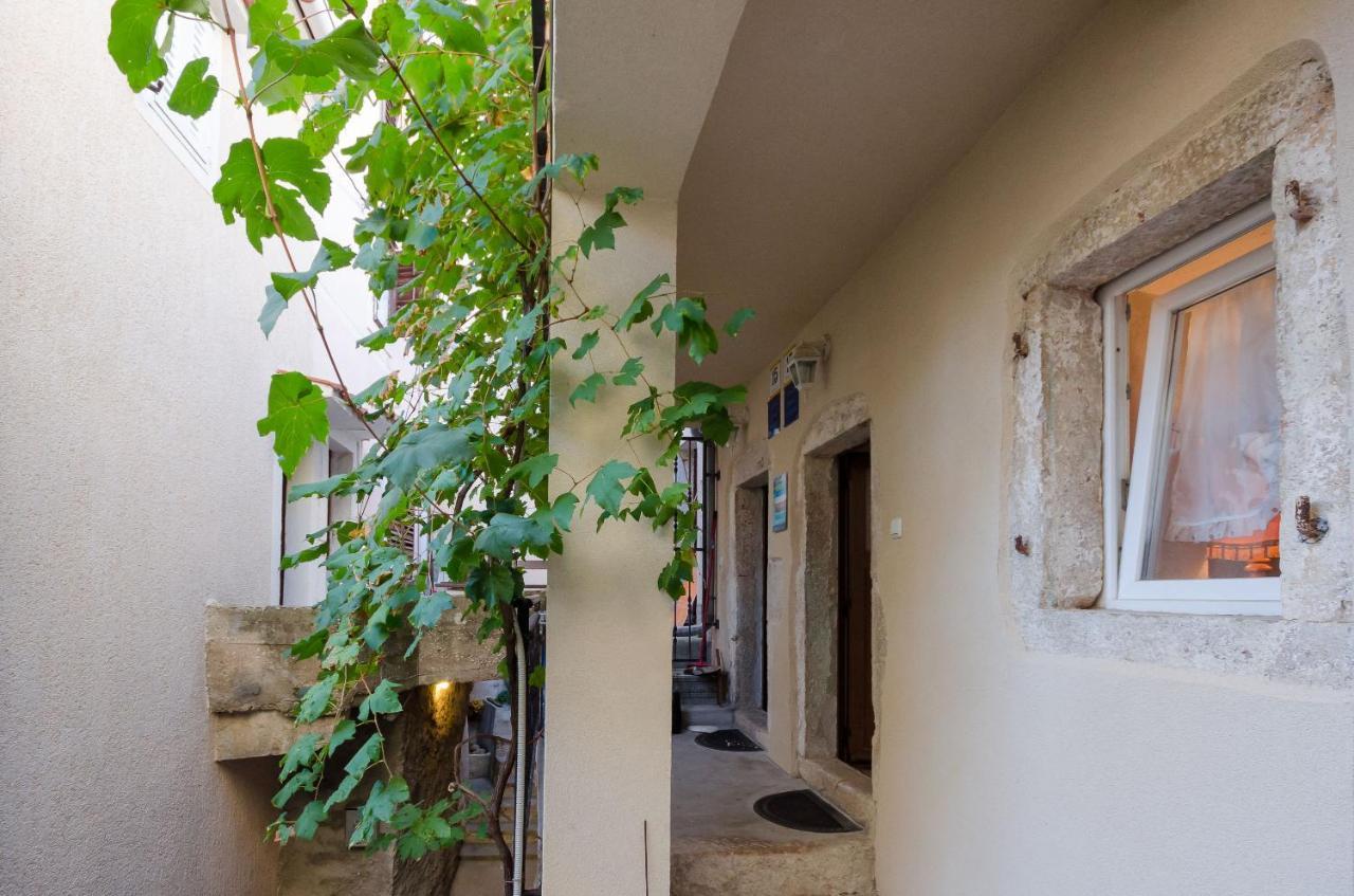 Under Ancient Roofs Vrbnik Apartment Екстериор снимка