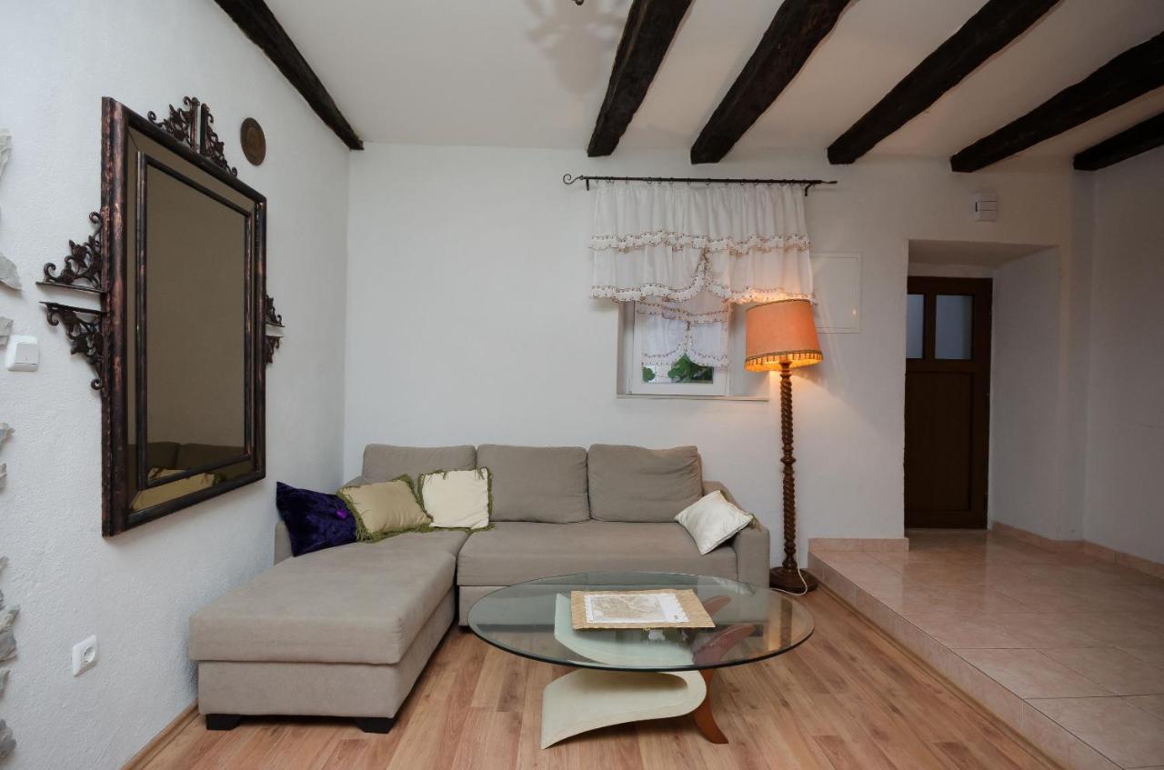 Under Ancient Roofs Vrbnik Apartment Екстериор снимка
