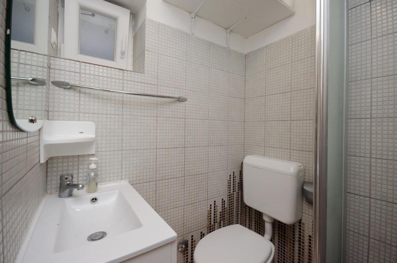 Under Ancient Roofs Vrbnik Apartment Екстериор снимка