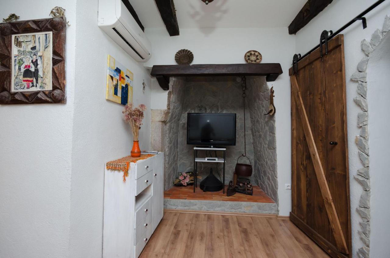 Under Ancient Roofs Vrbnik Apartment Екстериор снимка
